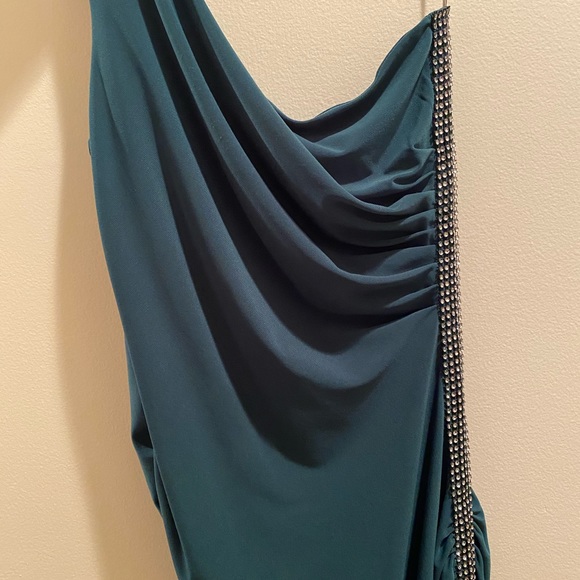 Asymmetric dress 👗, perfect for a wedding or other formal events (worn once) - Picture 2 of 4